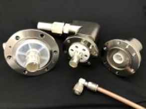 小峰無線電機、オートモーティブワールド2026に出展　車載用途向け同軸・高電圧コネクタを展示