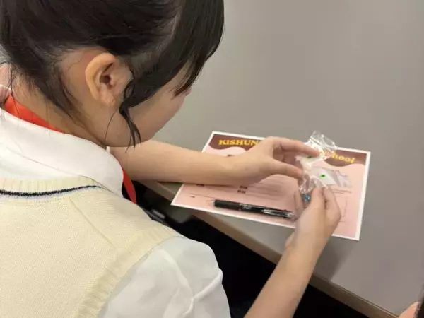 「宝石の街・御徒町にて「宝石を磨き、自分を磨く。」株式会社貴瞬、「価値の再定義」を体感する中学生向け企業見学プログラムを実施。」の画像