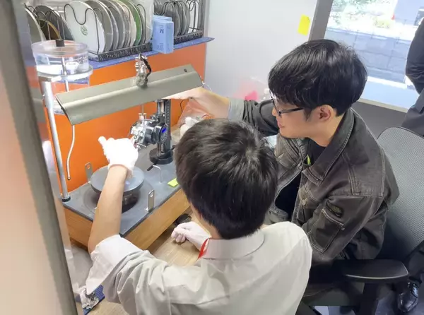 「宝石の街・御徒町にて「宝石を磨き、自分を磨く。」株式会社貴瞬、「価値の再定義」を体感する中学生向け企業見学プログラムを実施。」の画像