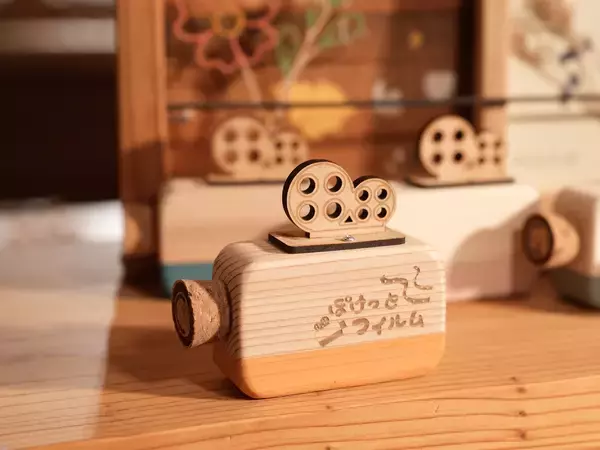 「日本初！吉野杉のUSBメモリーケース。想い出を“カタチ”で残す新提案。」の画像