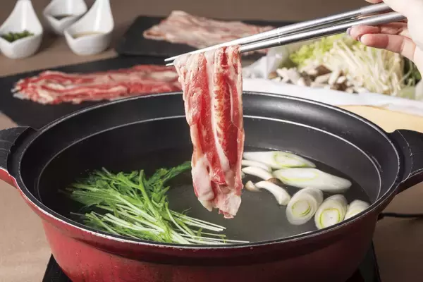 「【舞浜ビューホテル by HULIC】国産牛・豚のしゃぶしゃぶも楽しめる『冬のあったか鍋ディナービュッフェ』を3月1日（日）まで開催中」の画像