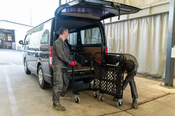 「映像・音響現場の搬入負担を軽減！カゴ台車ごと車両に積み込み　最大3mの車両積込スロープ「バンロード」4/20(月)発売」の画像