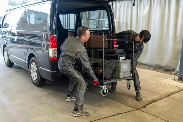 「映像・音響現場の搬入負担を軽減！カゴ台車ごと車両に積み込み　最大3mの車両積込スロープ「バンロード」4/20(月)発売」の画像