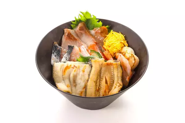 「買ってその場で食べ比べ！　フードコートが充実　「GWグルメフェス」を開催」の画像