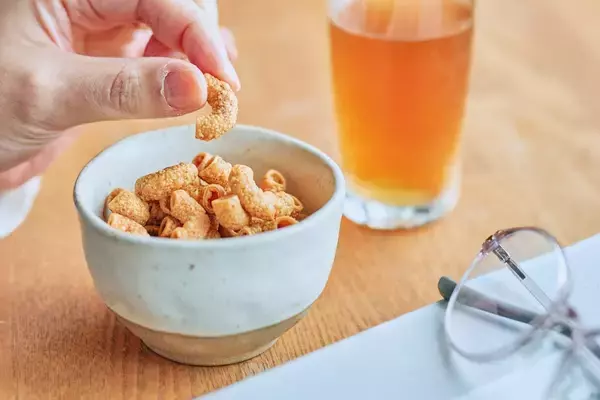 「黄えんどう豆100％の堅あげパスタスナック「ZENBパスタスナック」シリーズの新フレーバー「ブラックペッパー味」発売」の画像