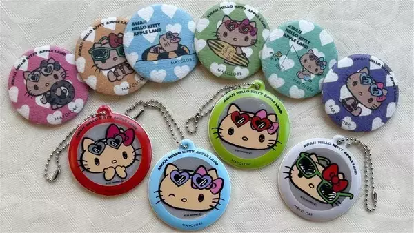 【争奪戦必至】日焼けをしたハローキティが可愛すぎる！「AWAJI HELLO KITTY APPLE LAND限定 缶バッジ＆キーホルダー」4月29日より発売開始