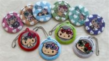 【争奪戦必至】日焼けをしたハローキティが可愛すぎる！「AWAJI HELLO KITTY APPLE LAND限定 缶バッジ＆キーホルダー」4月29日より発売開始