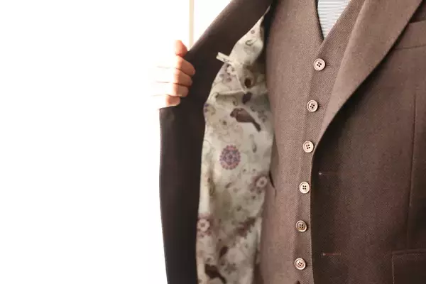 「「男の成人式は、ただの儀礼」なのか？世間の冷めたデータを覆し、自腹でオーダースーツを仕立てたある若者の事例を公開」の画像