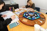 「“儲け”の仕組みをゲームで体感。KURUKURU、社内研修「戦略MGマネジメントゲーム研修」を開催」の画像2