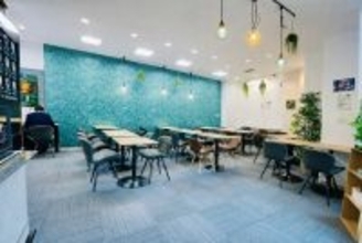 仕事も勉強も“場所で選ぶ”時代へ　日本初の“テーマが選べる無人カフェ”が大阪・守口に誕生　Qderセルフカフェ 守口店が2025年12月21日OPEN