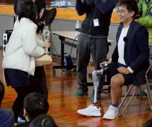 「「義足ってすごい～ロボットみたいな足のひみつ～」 義足パパ・大塚一輝が出前授業を開催」の画像