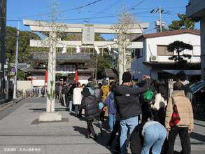 2026年1月1日～4日、全国的にも希少な“神馬の息づく神社”五方山熊野神社(葛飾区立石)で 絶品グルメ屋台の会が協働し、12年に一度の午年の特別初詣企画を実施