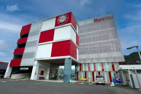 「まるみつ時津店」が地域の防災拠点に。5階建て立体駐車場や2,100個の携帯トイレ提供など時津町と協定締結