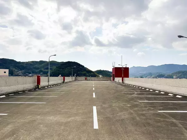 「「まるみつ時津店」が地域の防災拠点に。5階建て立体駐車場や2,100個の携帯トイレ提供など時津町と協定締結」の画像