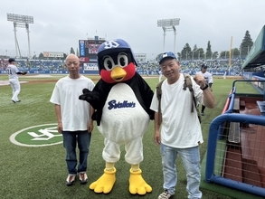【テレビ新広島】結成30周年「バイきんぐ」初の始球式で球場爆笑