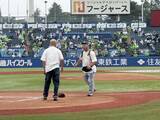 「【テレビ新広島】結成30周年「バイきんぐ」初の始球式で球場爆笑」の画像3