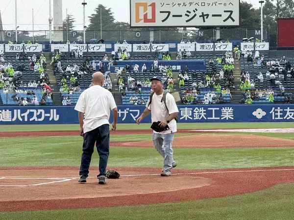 「【テレビ新広島】結成30周年「バイきんぐ」初の始球式で球場爆笑」の画像
