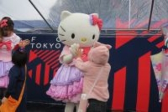 11月11日は「介護の日」福祉職場の情報サイト「ふくむすび」最新レポート！FC東京とコラボ！選手の適職は？味の素スタジアムイベントブースにハローキティが登場！ハイタッチ会や適職診断パネル展示を実施。「ふくむすび」特設サイト リニューアルでより見やすく便利に