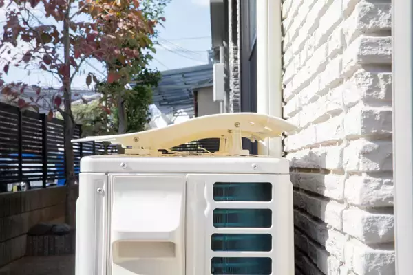 「幅調整可能な簡単マグネット取付室外機カバーが12月下旬発売」の画像