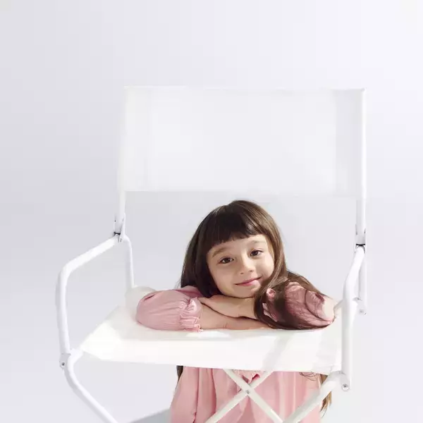 「15㎜の極細フレームを実現！インテリアとして美しい、折りたたみチェア新登場」の画像