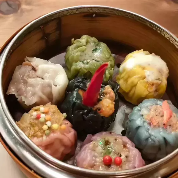 「隠れ家的焼売・アジアンバル「Tokyo焼売マニア」、2月1日からバレンタインを意識したラム肉とシナモンとカカオニブの焼売を提供開始」の画像