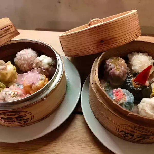 「隠れ家的焼売・アジアンバル「Tokyo焼売マニア」、2月1日からバレンタインを意識したラム肉とシナモンとカカオニブの焼売を提供開始」の画像