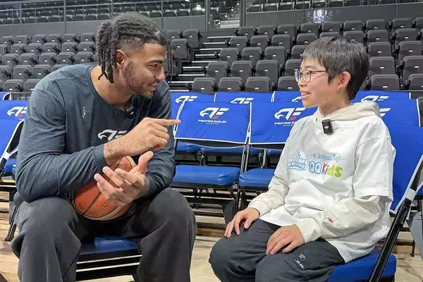 「小学生がプロバスケ選手に英語で直接インタビュー B.LEAGUE「ファイティングイーグルス名古屋」とQQキッズがこども記者体験を実施」の画像