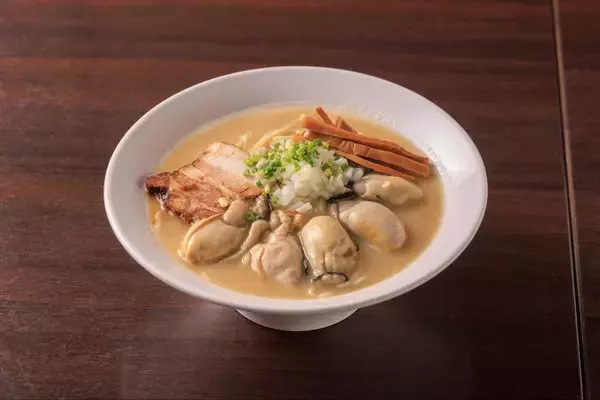 「【千葉で話題の冬限定行列グルメ】県内“牡蠣最多*”最大8個入り！超贅沢牡蠣ラーメン２種発売｜行列店『麺屋ことぶき』から」の画像