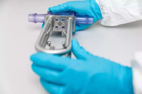 「バイオ医薬品産業向けにハイエンドのシングルユース質量流量計《Proline Promass U 500》を発売」の画像