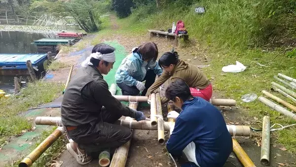 「2日間のサバイバル生活で“生き抜く力”を体験！竹で椅子作りやイカダで池を渡る体験型BCP研修を一般向けに開催｜富山」の画像