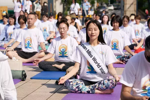 「ヨガ発祥の国・インドが届ける、特別な朝のヨガ体験　駐日インド大使館主催「International Day of Yoga 2026」を東京・築地本願寺で6月21日(日)に開催」の画像