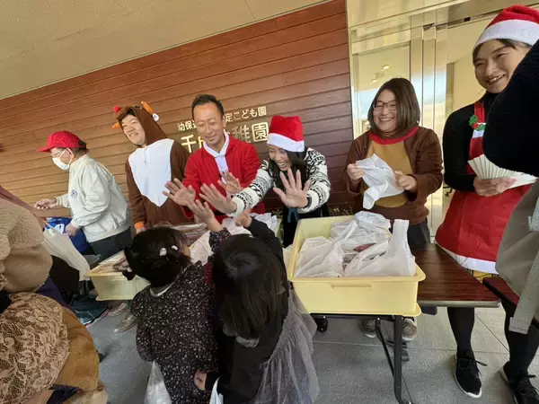 秋祭りの焼き芋と焼きそばがクリスマスのチキンに！地域企業がつなぐ3年目のこども食堂支援プロジェクト