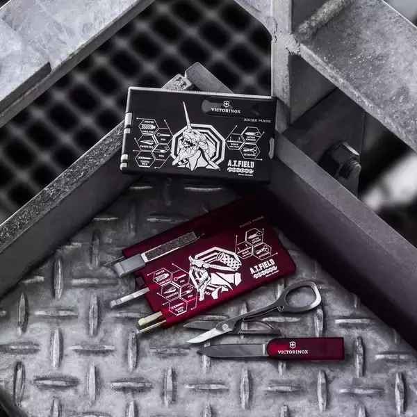 「エヴァンゲリオンのワークブランド「A.T.FIELD EVANGELION WORK」と「VICTORINOX」のコラボによるスマートなカード型マルチツールが2026年5月15日発売」の画像