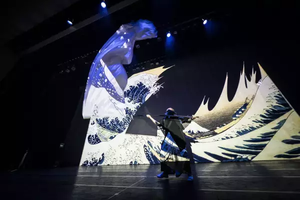 「舞台芸術作品『The Life of HOKUSAI-日本凱旋公演-』浅草で凱旋上演　ノンバーバル演出×身体表現で描く“北斎の生涯”大盛況で閉幕　今秋、再びヨーロッパへ。フランス公演も決定！」の画像