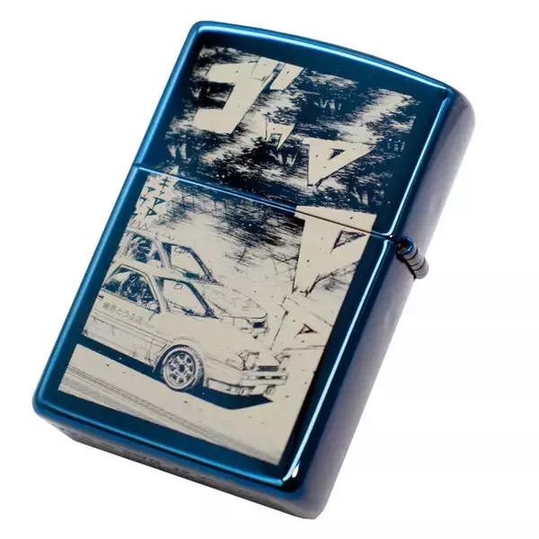 「「曲がってくれオレのハチロク！！」・・『頭文字D』150個限定生産●ブルーチタンが輝く”特別仕様ZIPPO”、楽天市場にて一般販売開始！」の画像
