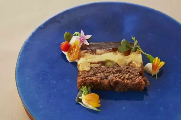 「【実食レポート】淡路島「Auberge フレンチの森 Grand Baobab」で味わう、秋限定『秋の旬彩と実りの饗宴コース』目の前で絞る“温前菜”モンブラン仕立てと薪火が織りなす美食体験」の画像