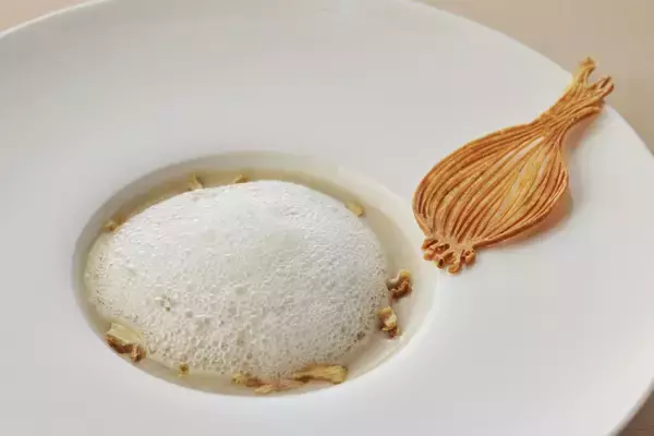 「【実食レポート】淡路島「Auberge フレンチの森 Grand Baobab」で味わう、秋限定『秋の旬彩と実りの饗宴コース』目の前で絞る“温前菜”モンブラン仕立てと薪火が織りなす美食体験」の画像