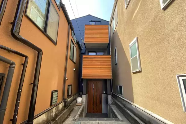 「再建築不可や雨漏りなど“建て替えられない”難題をクリア。アースが「減築」で空き家をデザイナーズ旅館へ再生するなどのリノベーション事例2選を公開」の画像