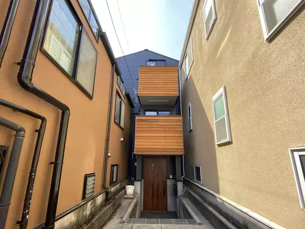 「再建築不可や雨漏りなど“建て替えられない”難題をクリア。アースが「減築」で空き家をデザイナーズ旅館へ再生するなどのリノベーション事例2選を公開」の画像