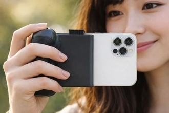 「980円」で買えるスマホ用カメラグリップ 遠隔シャッター機能で便利に使える「ワンハンドシャッター」