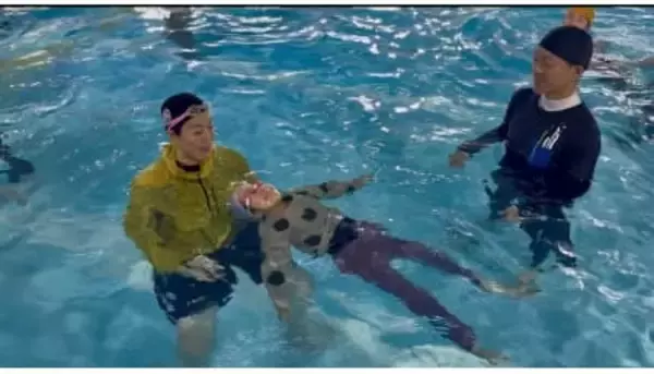 川崎・鷺沼のスイミングクラブで、溺水防止イベント「親子で学ぶ！着衣泳たいけん！」を開催