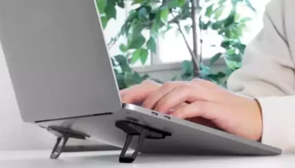 裏に貼るだけ！外さなくていい薄型PCスタンド 3段階の角度調整もできる オウルテックから
