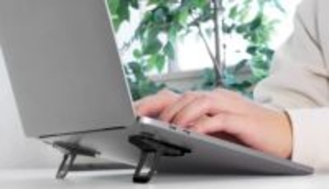 裏に貼るだけ！外さなくていい薄型PCスタンド 3段階の角度調整もできる オウルテックから