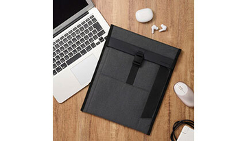 開閉が楽なマグネットバックルを採用、薄型スリーブケース「ハクバ プラスシェル マグフラップ スリーブ」