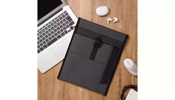 開閉が楽なマグネットバックルを採用、薄型スリーブケース「ハクバ プラスシェル マグフラップ スリーブ」