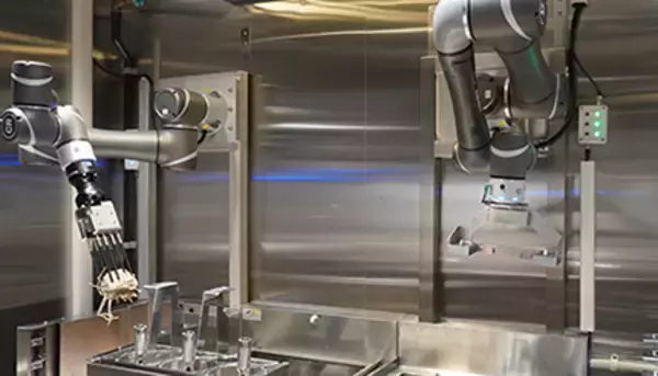 JR山手線内で初導入！　調理を完全自動化する「そばロボット」