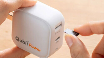 急速充電しながらデータもバックアップ 便利な充電器一体型カードリーダー「Qubii Power SE」