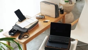 家中がワークスペースに！ 持ち運べる超小型デスク「デスクエニウェア2」