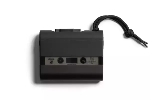 ヘッドホンが付属 Acer傘下のamadana 現代的な携帯カセットプレーヤーを発売