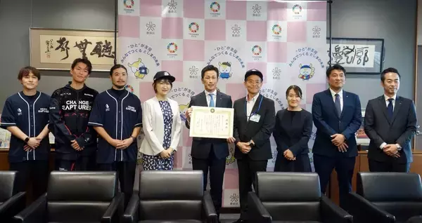 ビックカメラと「CHANGE RAPTURES」が、豊島区の小・中学校全生徒にオリジナルキャップを寄付、高際区長から感謝状を贈呈